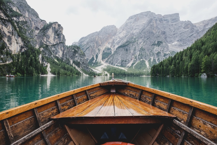 Barque en bois sur un lac de montagne